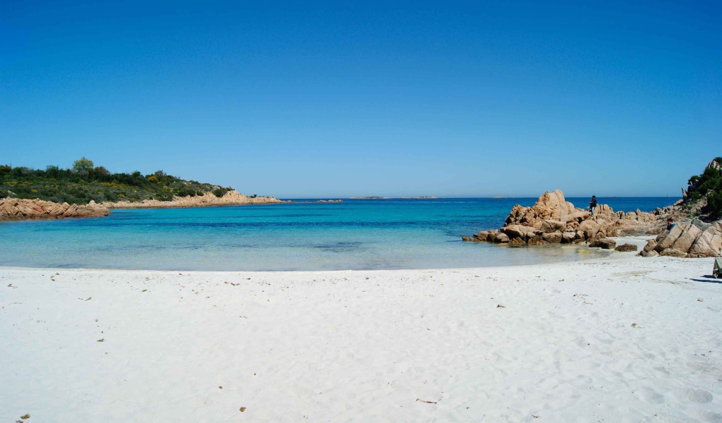 Пляж на курорте Коста Смеральда, Италия