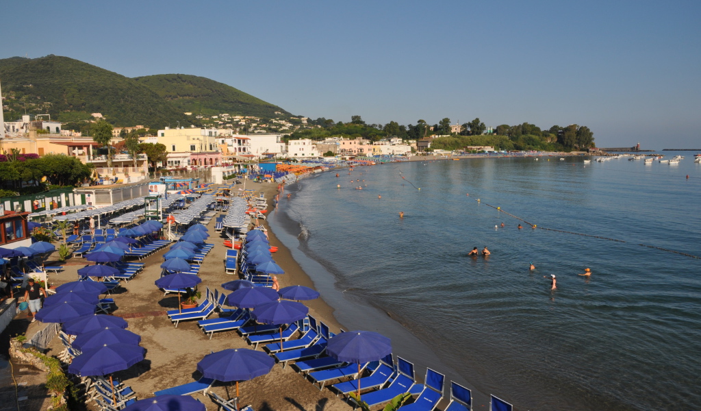 Пляж на острове Искья, Италия