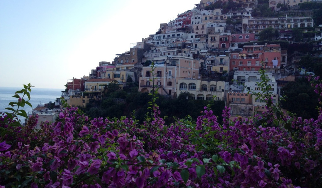 Цветущий город на курорте Позитано, Италия