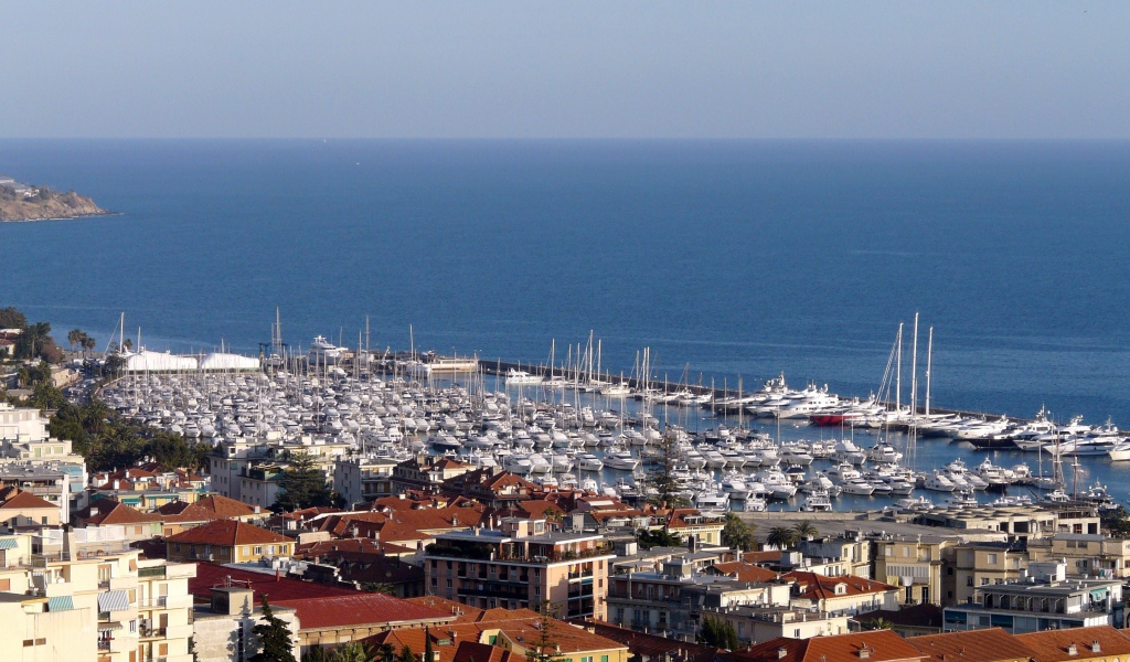 Лодки у побережья в Сан Ремо, Италия