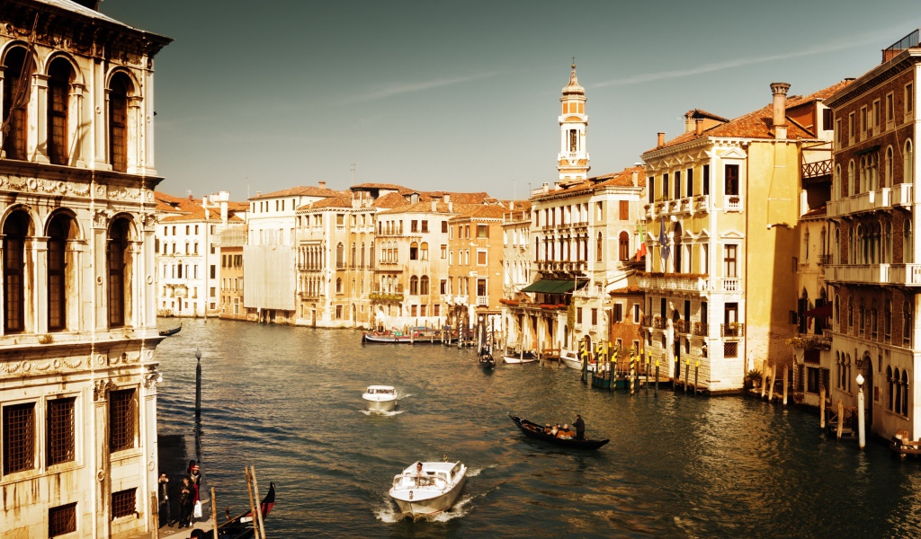 Прогулка на катере по каналам в Венеции, Италия