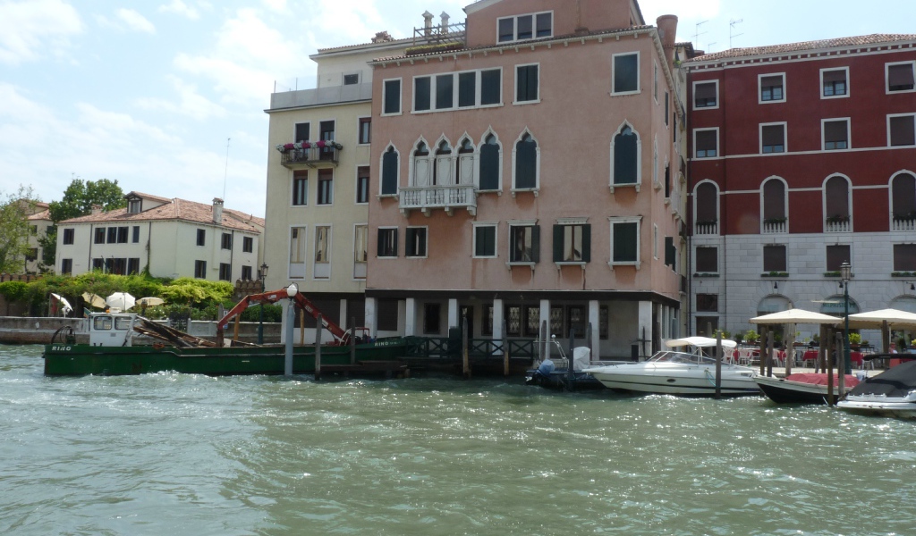 Лодки у пристани на острове Мурано, Италия