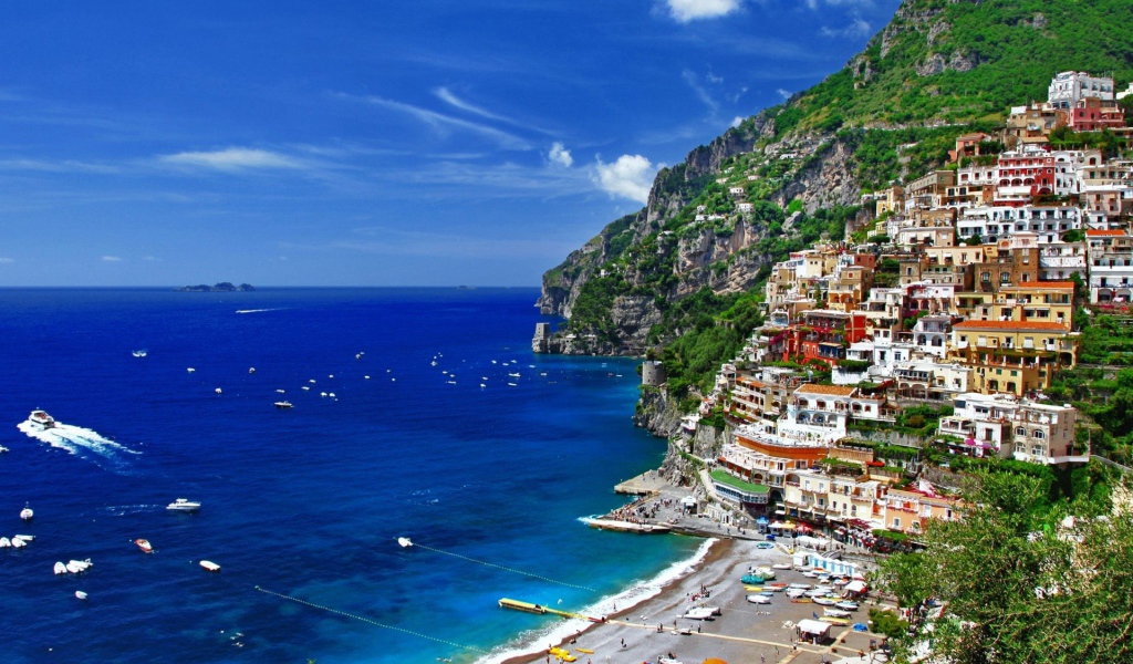 Лодки в заливе на курорте Позитано, Италия