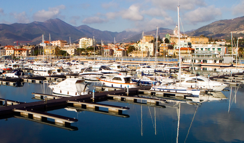 Лодки у причала в Лоано, Италия