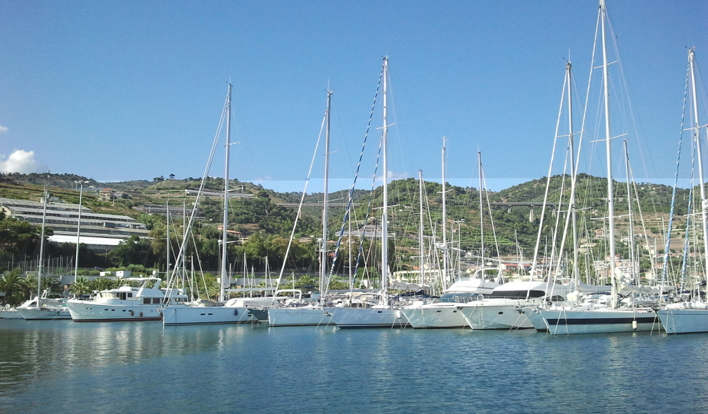 Лодки у причала в Санто Стефано аль Маре, Италия