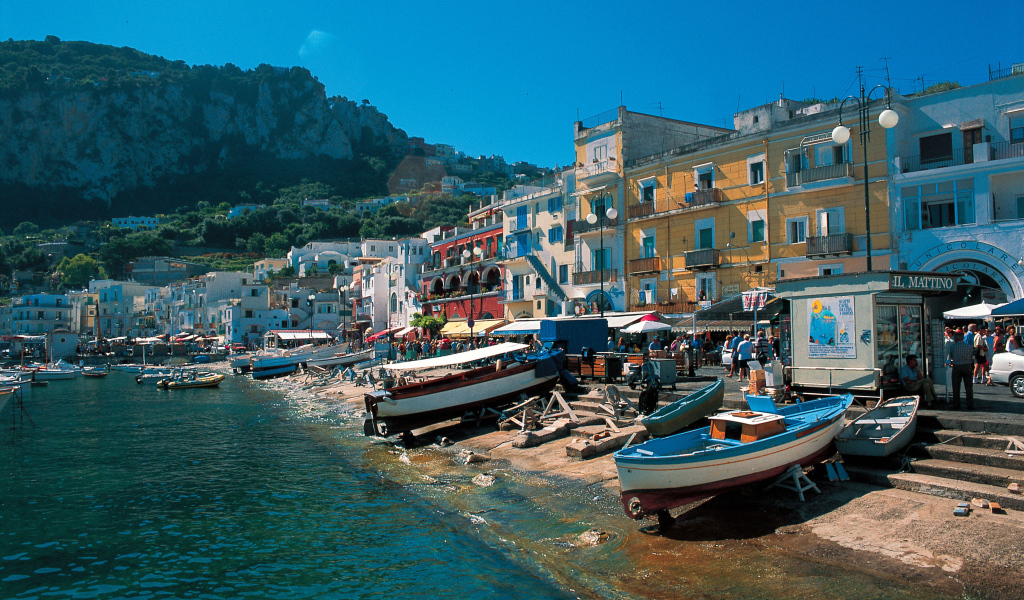 Лодки у причала на курорте Лидо ди Эзоло, Италия