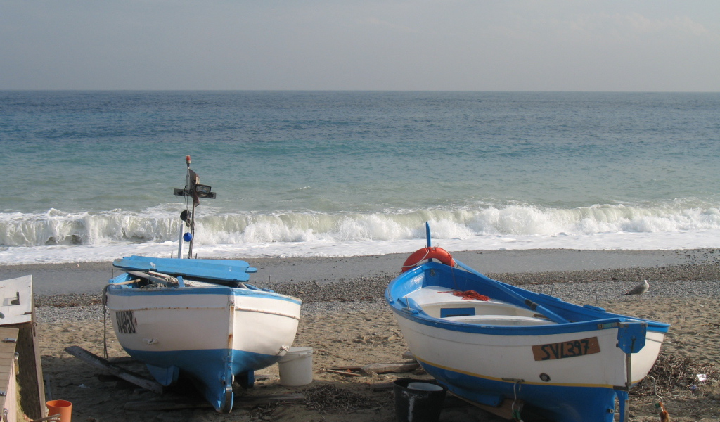 Лодки на пляже на курорте Ноли, Италия