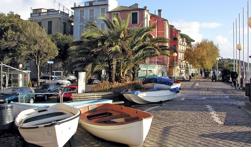 Лодки на набережной на курорте Челле Лигуре, Италия