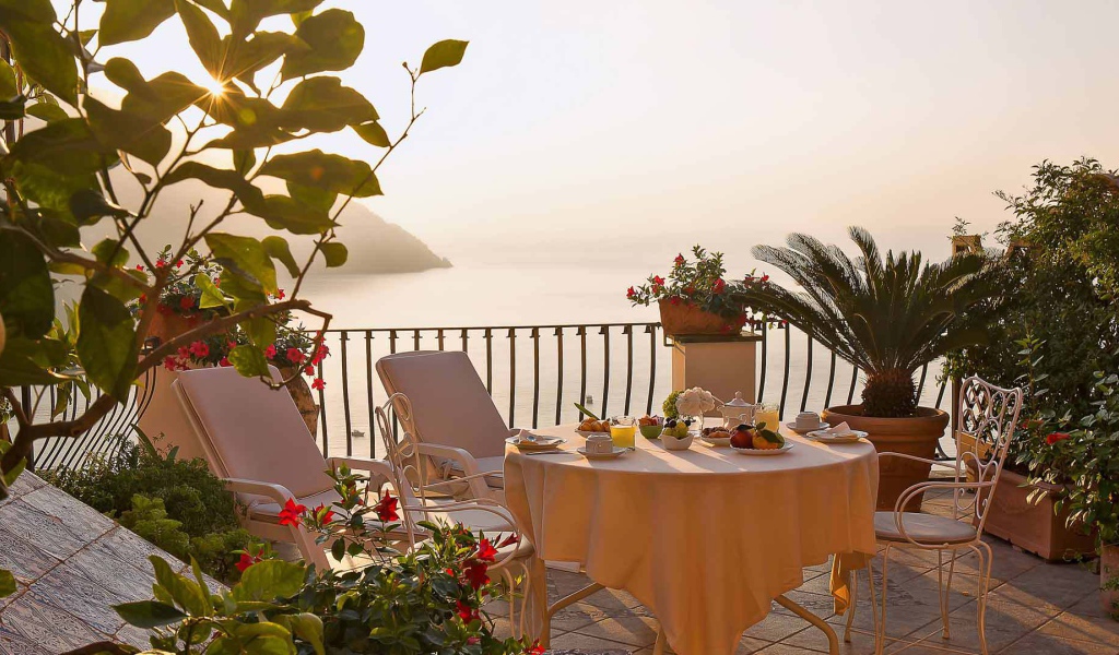 Завтрак на террасе на курорте Позитано, Италия