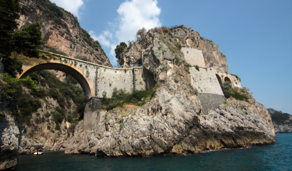Мост над бухтой на курорте в Амальфи, Италия