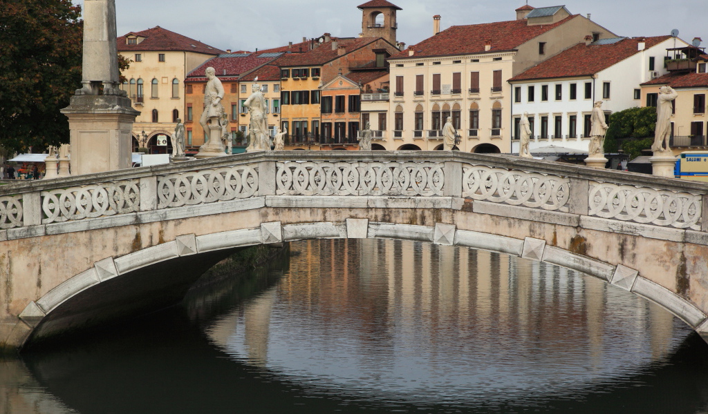 Мост через канал в Падуе, Италия