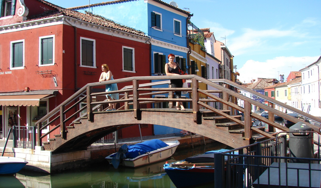 Мост через канал на острове Мурано, Италия