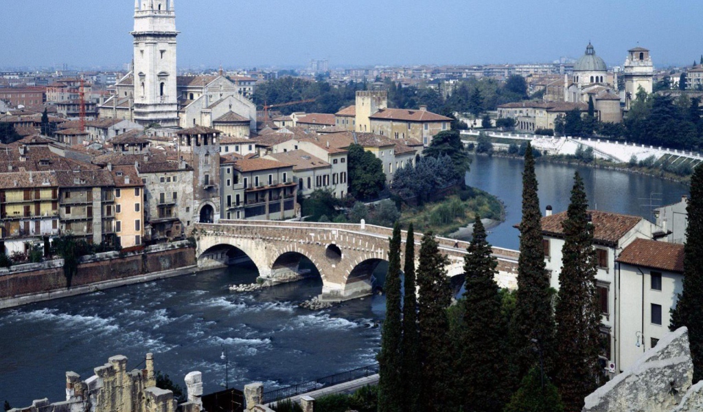Мост через реку в Вероне, Италия