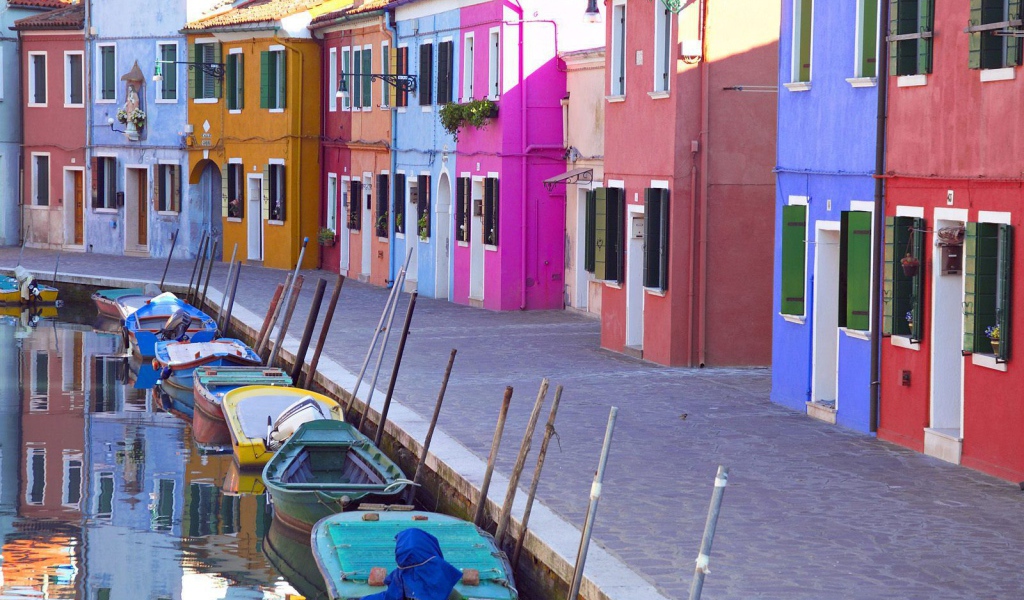 Яркие дома на берегу канала на острове Мурано, Италия