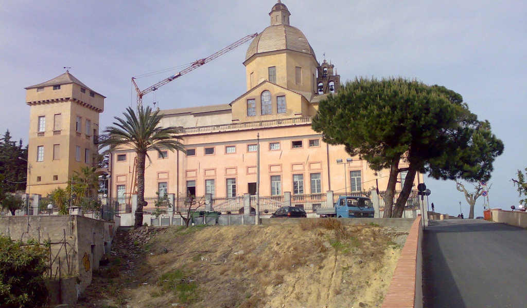 Здание на набережной в Лоано, Италия