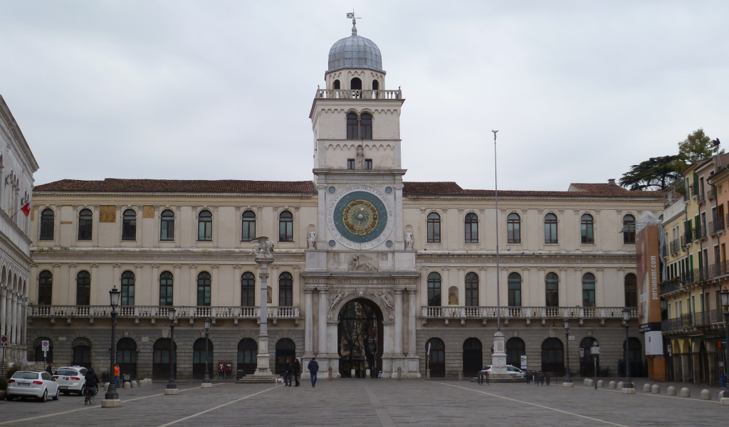 Здание с часами в Падуе, Италия