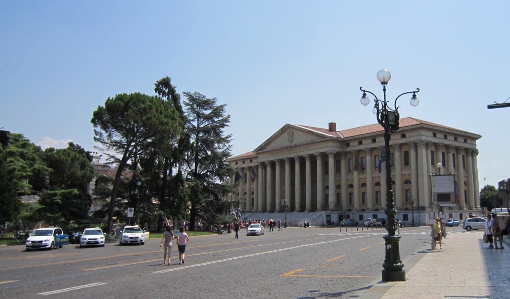 Здание с колоннами в Вероне, Италия