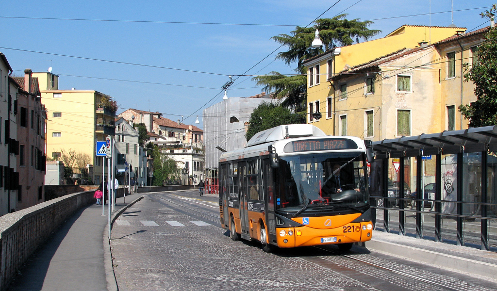 Автобус на улице города в Падуе, Италия