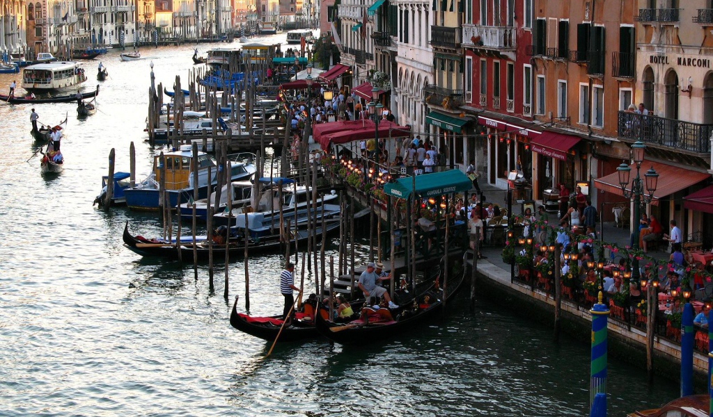 Оживленная улица в Венеции, Италия