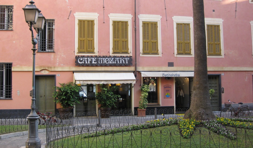 Кафе Моцарт на курорте Алассио, Италия