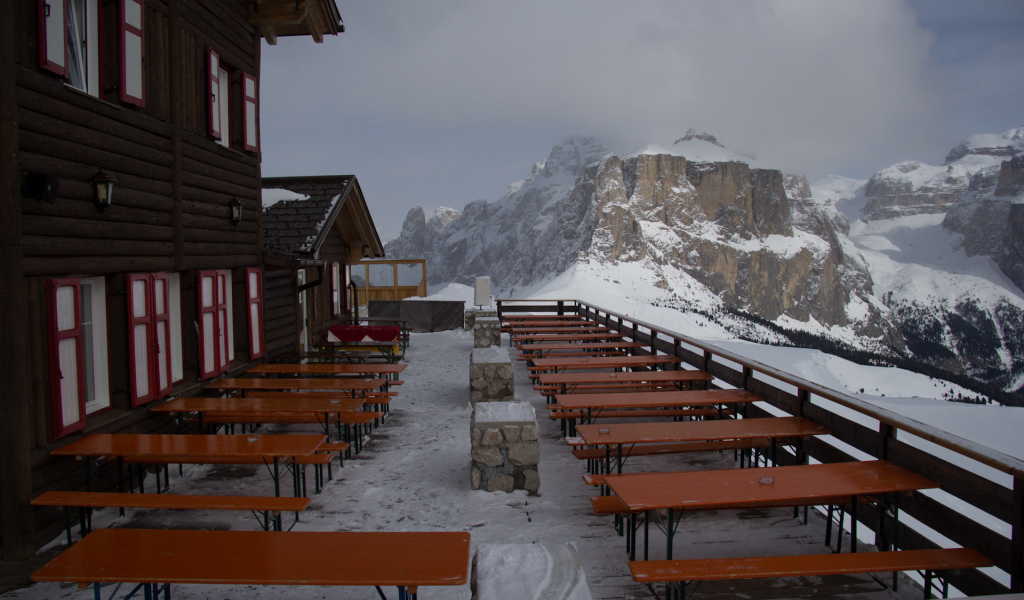 Кафе на горнолыжном курорте Валь-Ди-Фасса, Италия