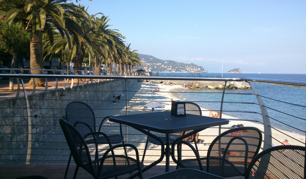 Кафе на пляже на курорте Ноли, Италия