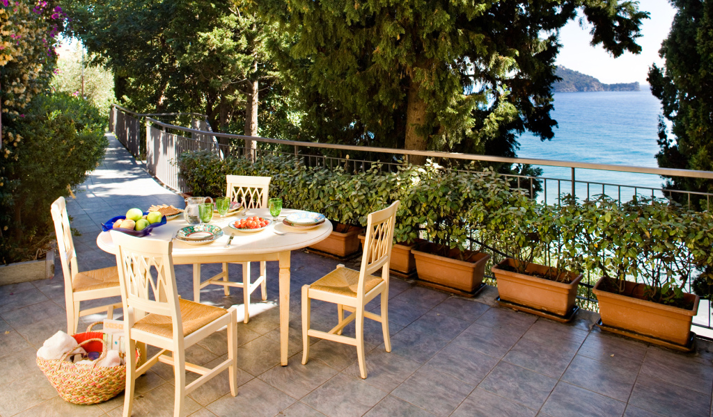 Кафе на набережной на курорте Алассио, Италия