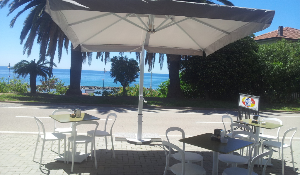 Кафе на набережной в Санто Стефано аль Маре, Италия