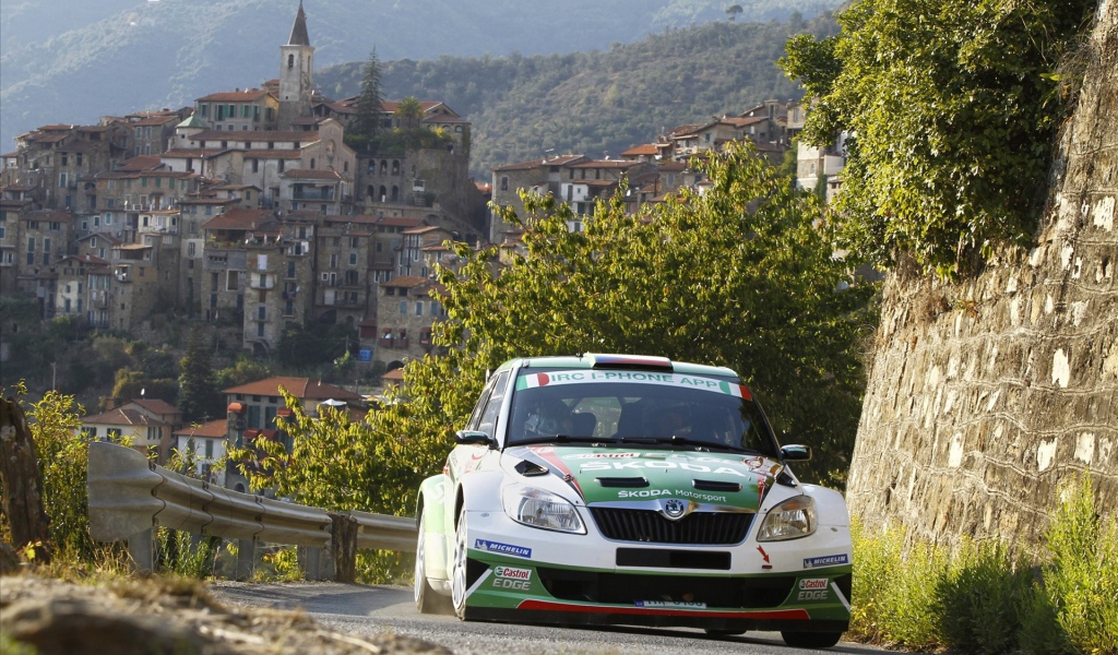 Автомобиль на фоне города в Сан Ремо, Италия