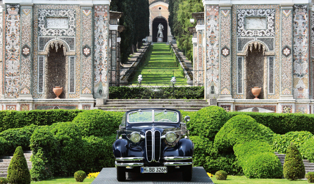 Автомобиль на фоне сада в Тиволи, Италия