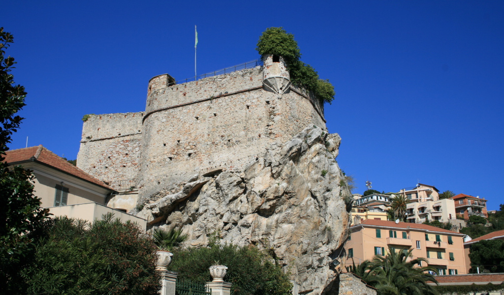 Замок на курорте в Пьетра Лигуре, Италия