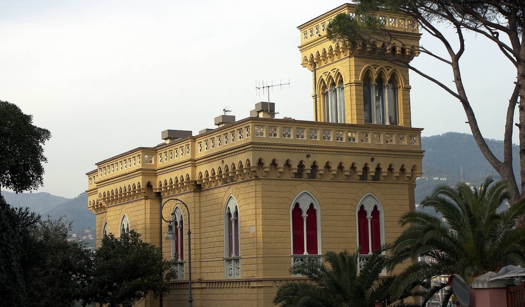 Замок на курорте Рапалло, Италия