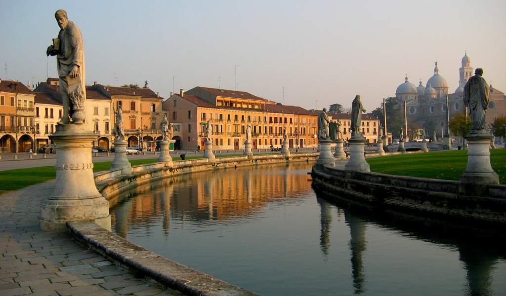 Канал в окружении статуй в Падуе, Италия