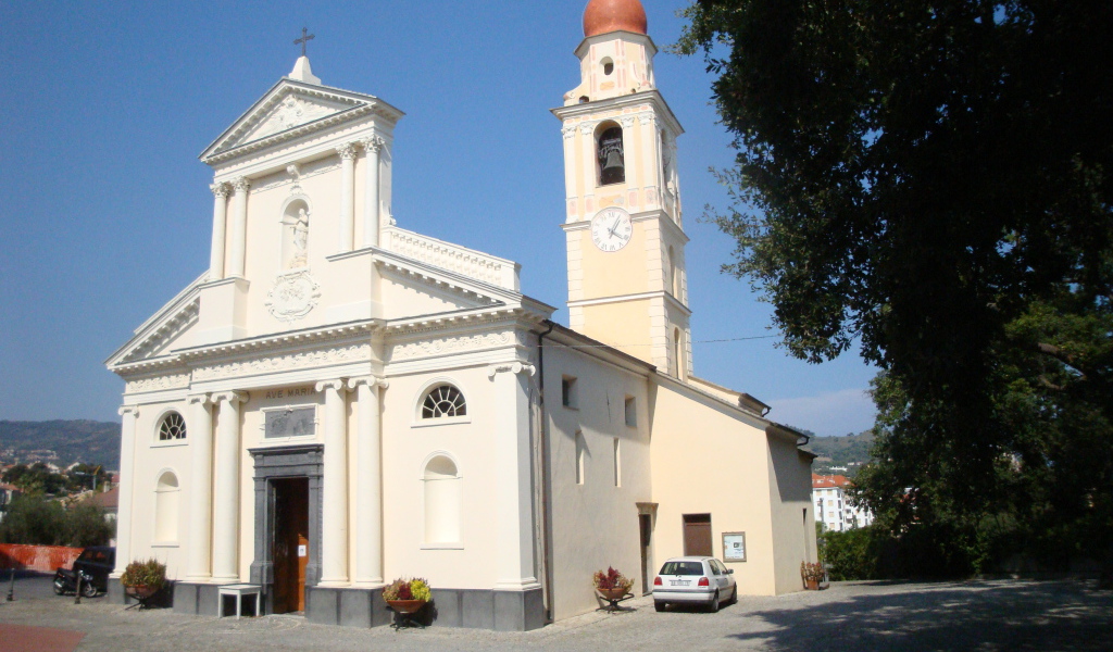 Церковь на курорте Сан Бартоломео Аль Маре, Италия