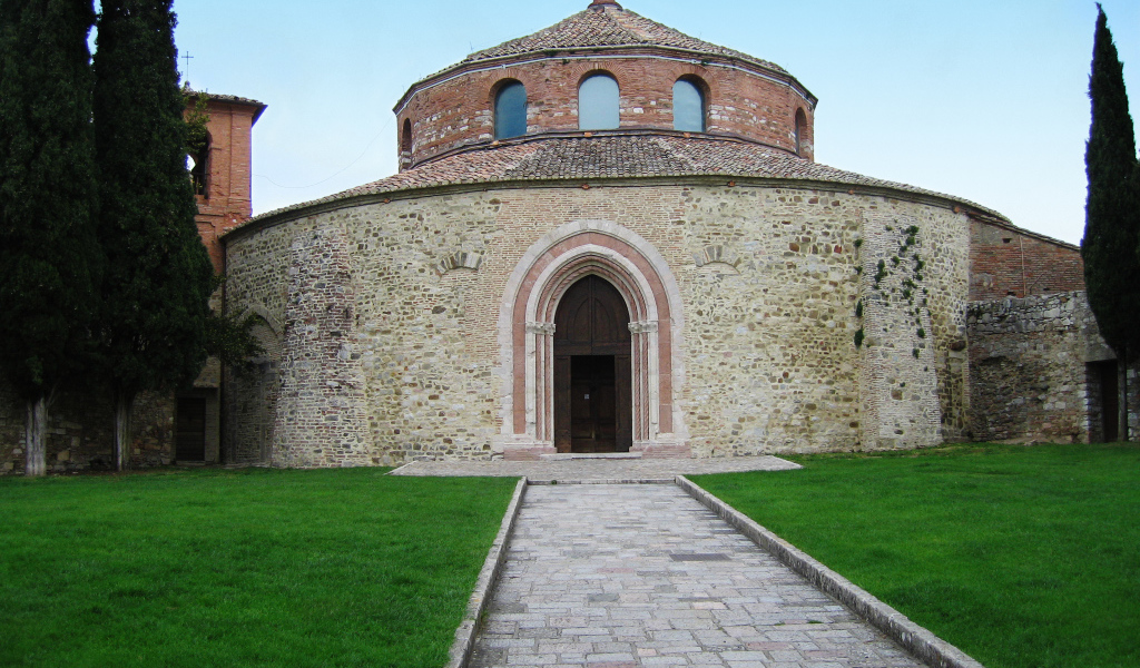Церковь архангела Михаила в Перудже, Италия