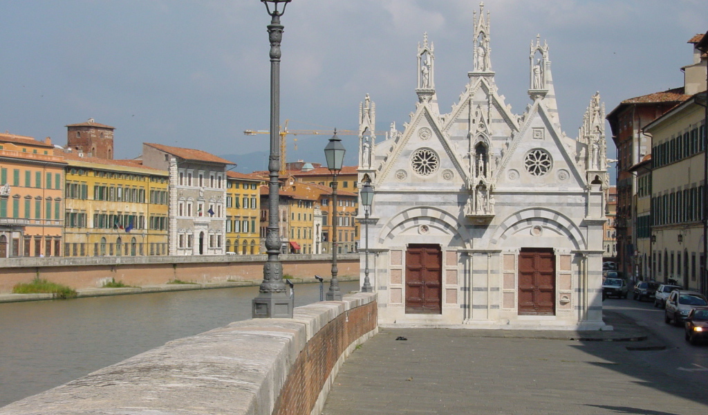 Церковь на берегу канала в Пизе, Италия