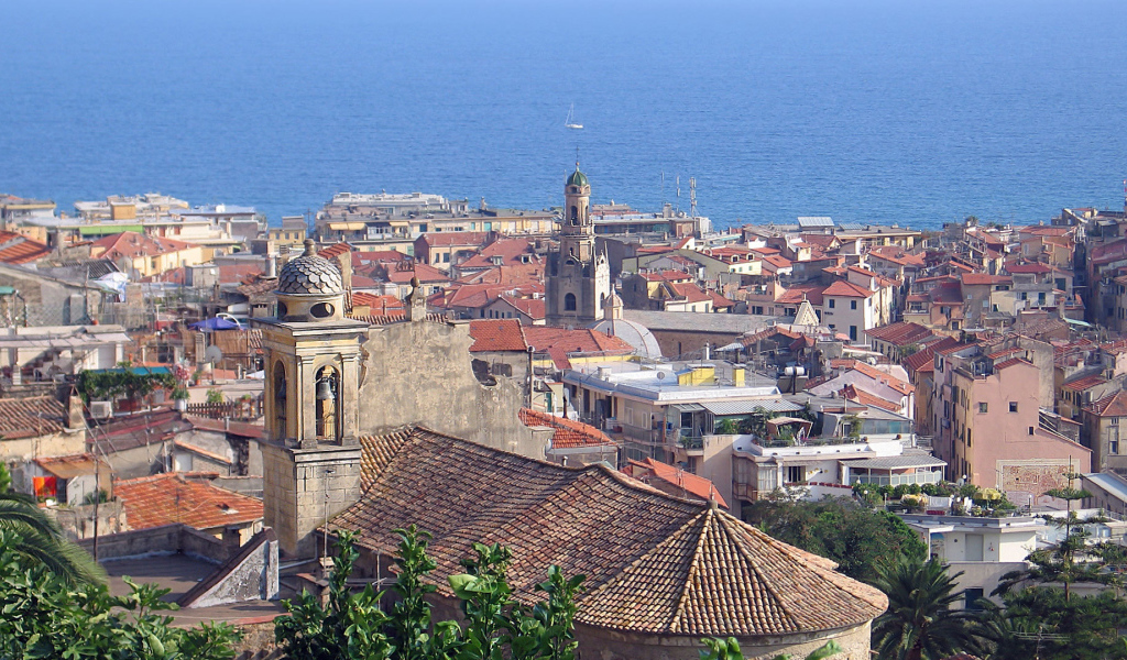 Город на фоне моря в Сан Ремо, Италия