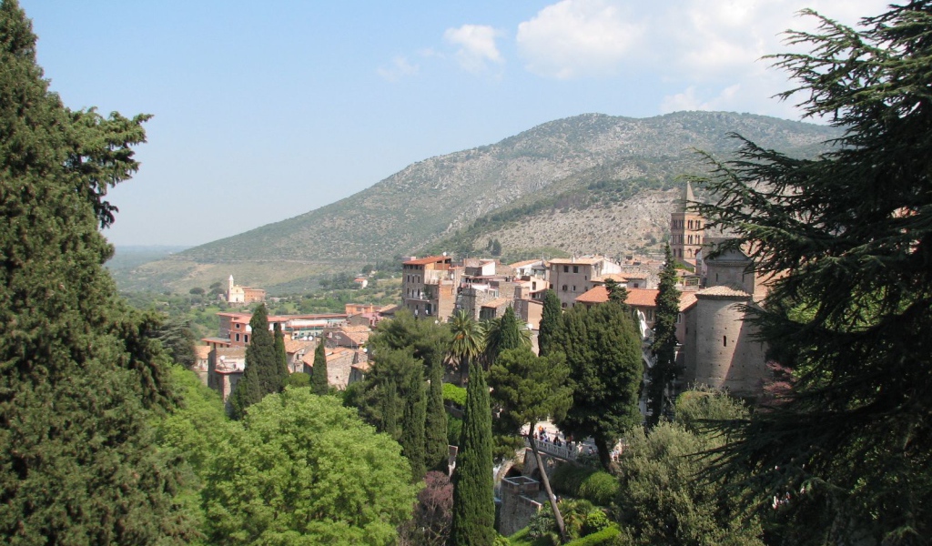 Город на фоне горы в Тиволи, Италия