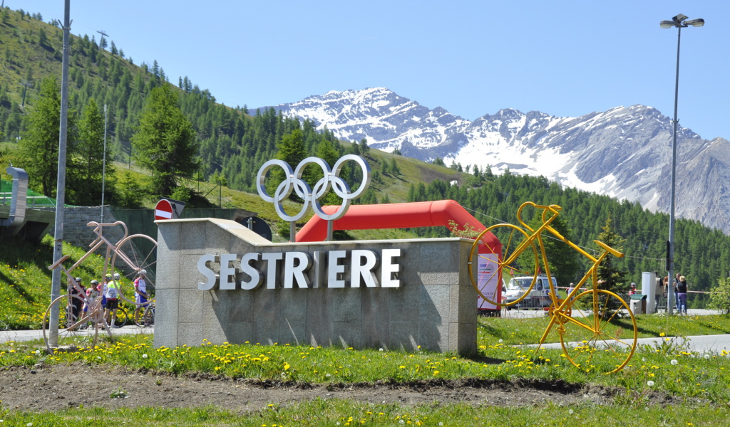 Городской знак на горнолыжном курорте Сестриер, Италия