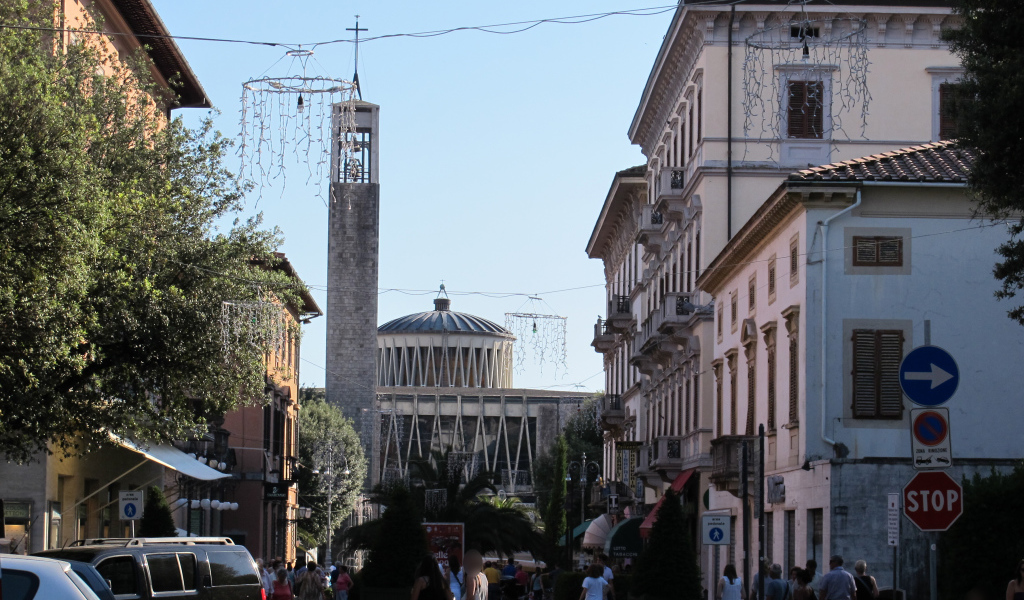 Городская улица на курорте в Монтекатини Терме, Италия