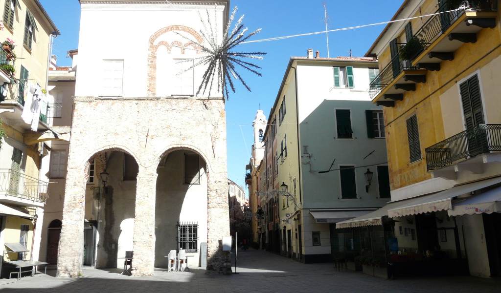 Городская улица в Лоано, Италия