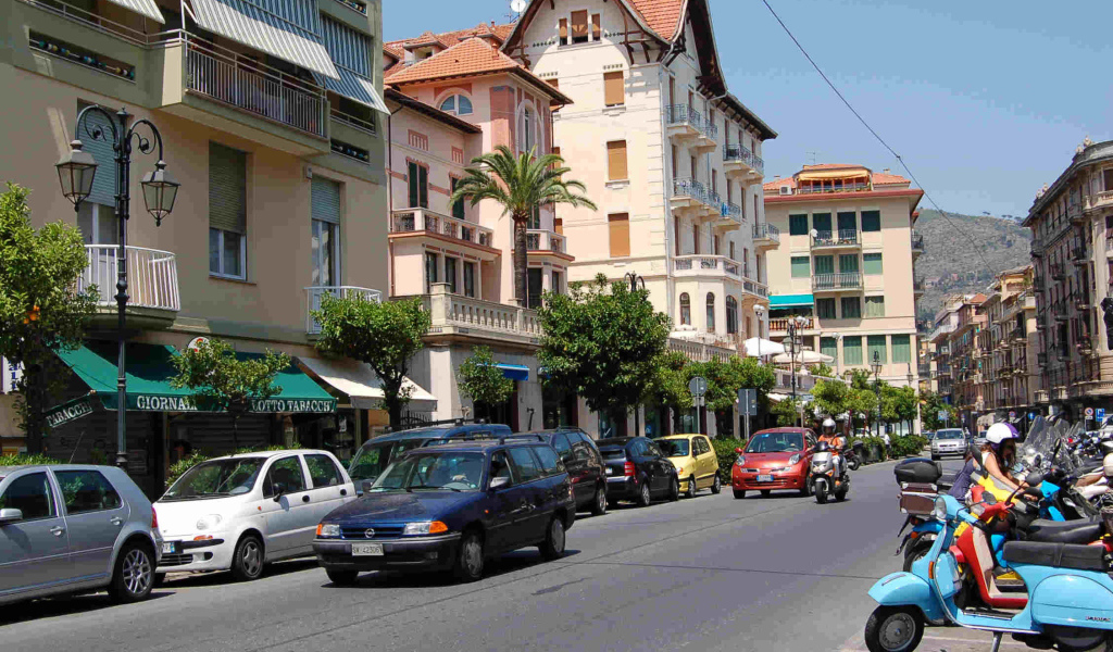 Городская улица на курорте Алассио, Италия