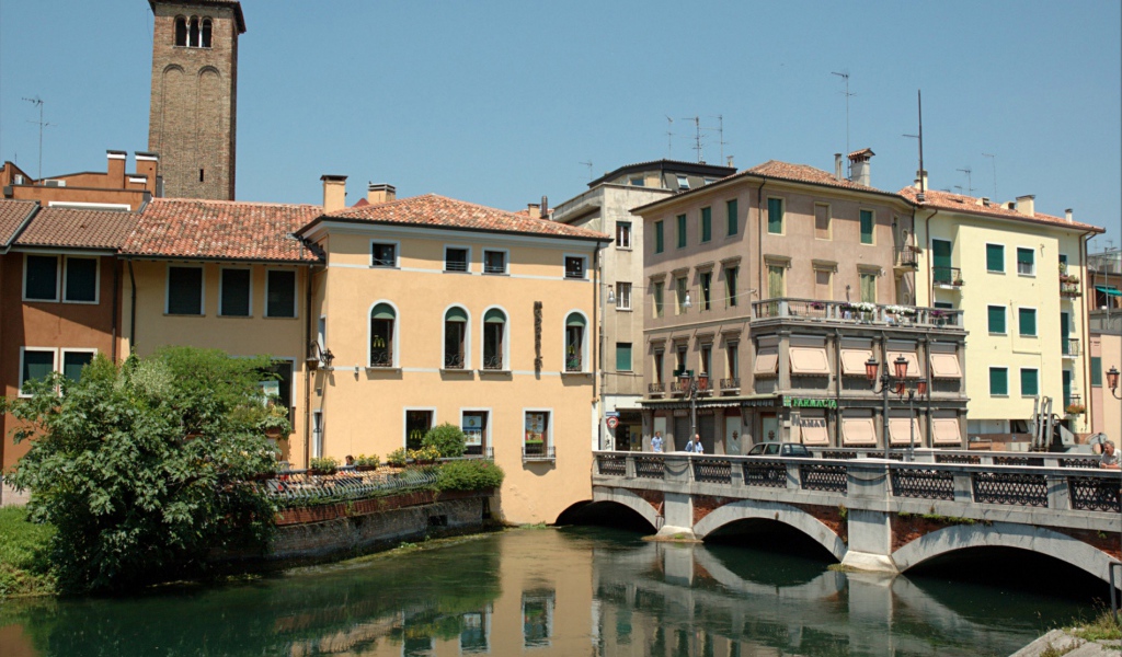 Городская улица на курорте Лидо ди Езоло, Италия