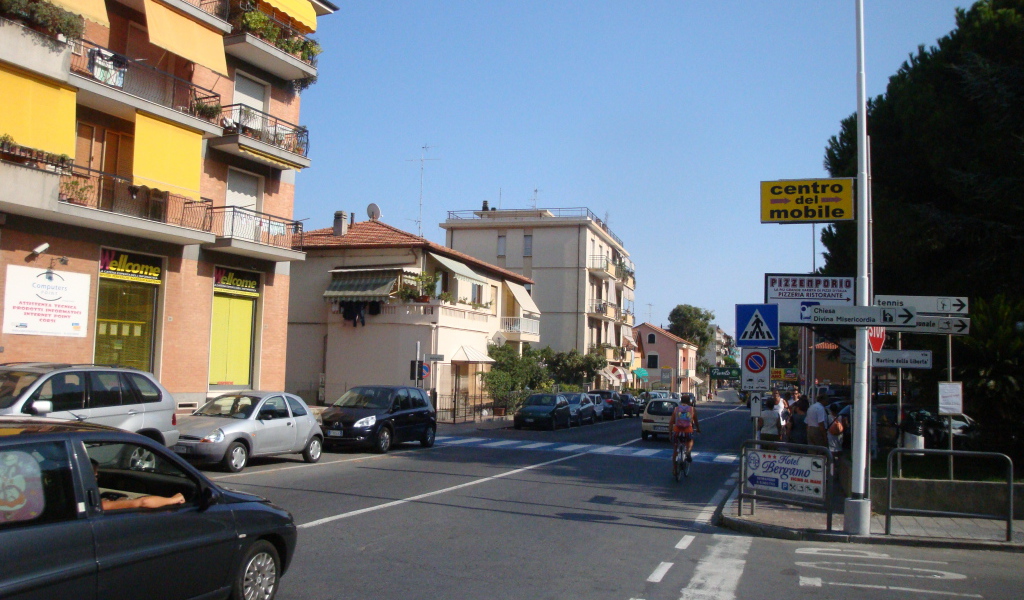 Городская улица на курорте Сан Бартоломео Аль Маре, Италия