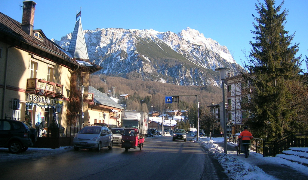 Городская улица на горнолыжном курорте Кортина д'Ампеццо, Италия