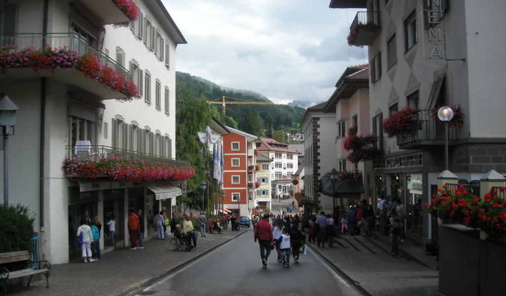 Городские улицы на курорте Ортизей, Италия