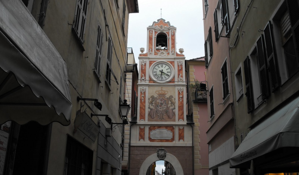 Башня с часами в Лоано, Италия