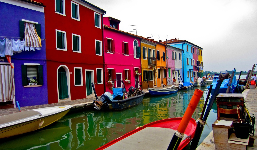 Разноцветные дома на острове Мурано, Италия