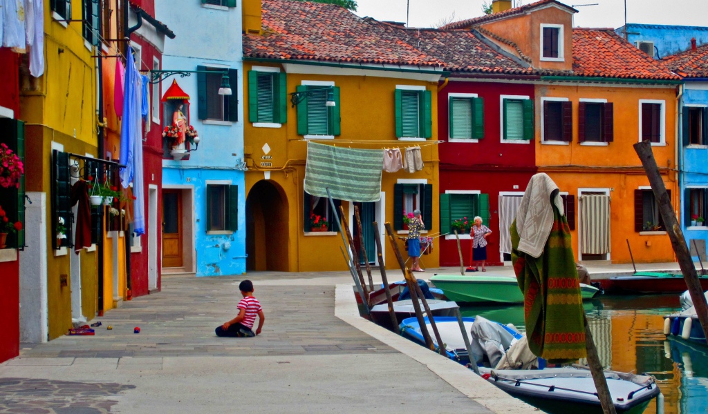 Красочные дома на острове Мурано, Италия