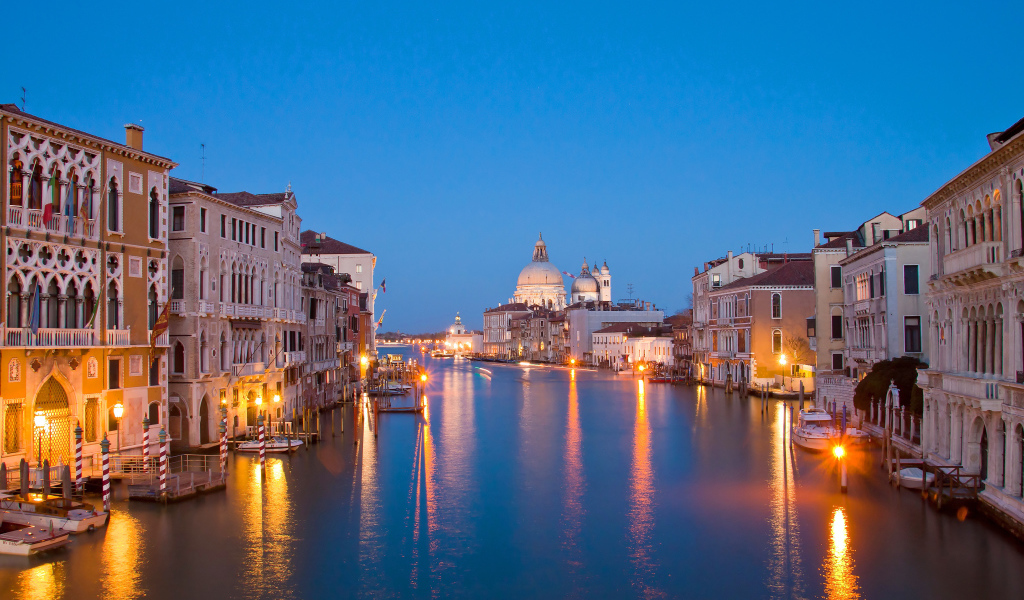 Предрассветный канал в Венеции, Италия